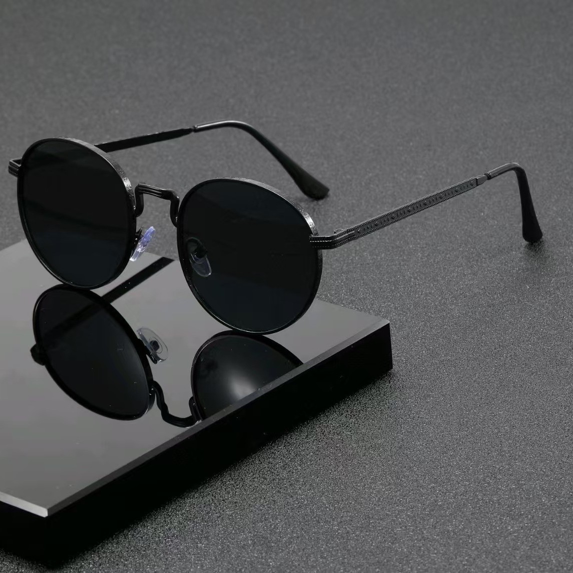 Vintage Fashion Enthusiasts - Fashion Classic Round Sunglasses Men Women